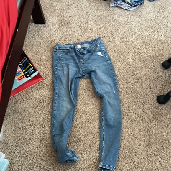 I am selling clothes that people want. - Picture 6 of 12